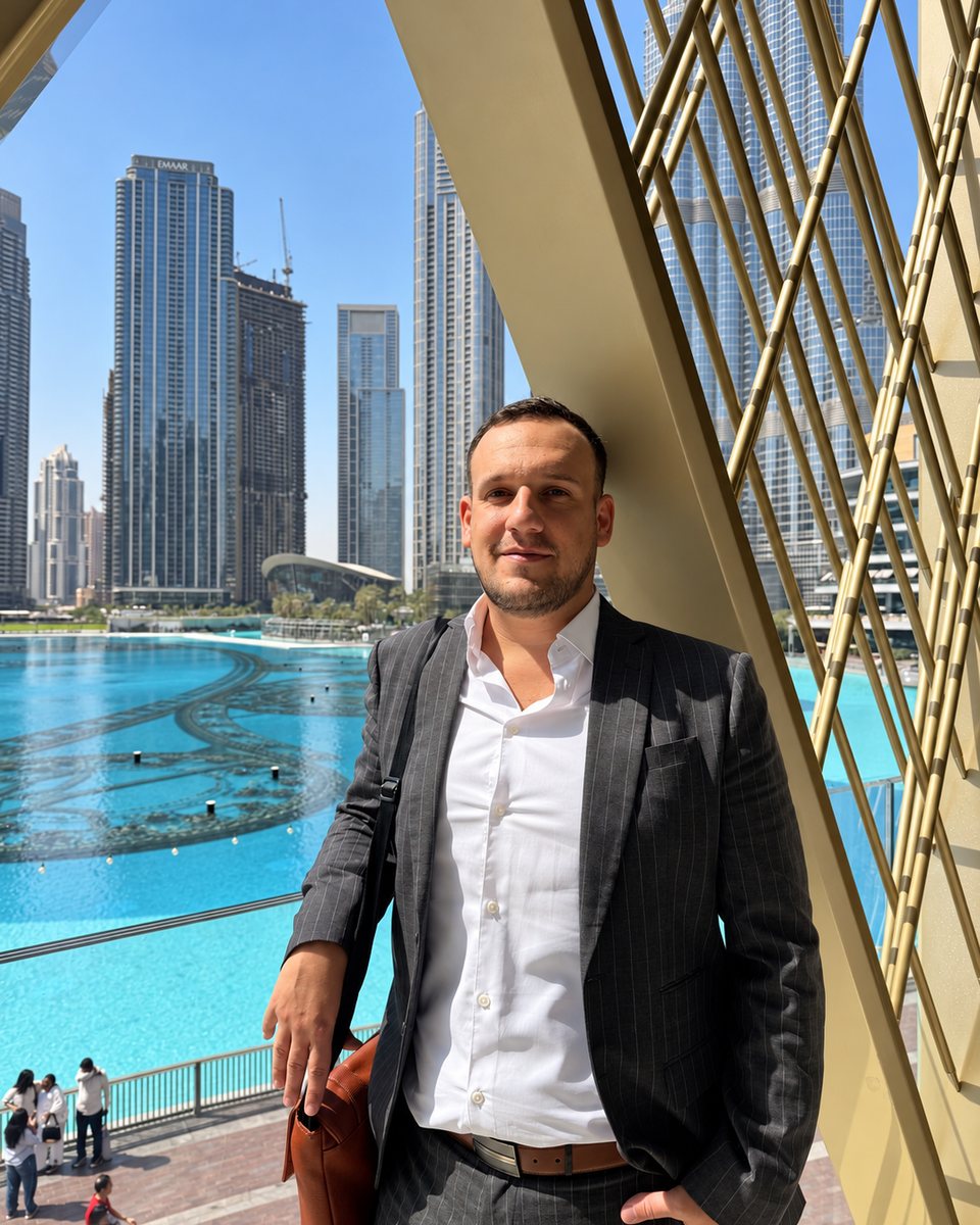 Christian Stephanides in Dubai, vor dem Burj Khalifa