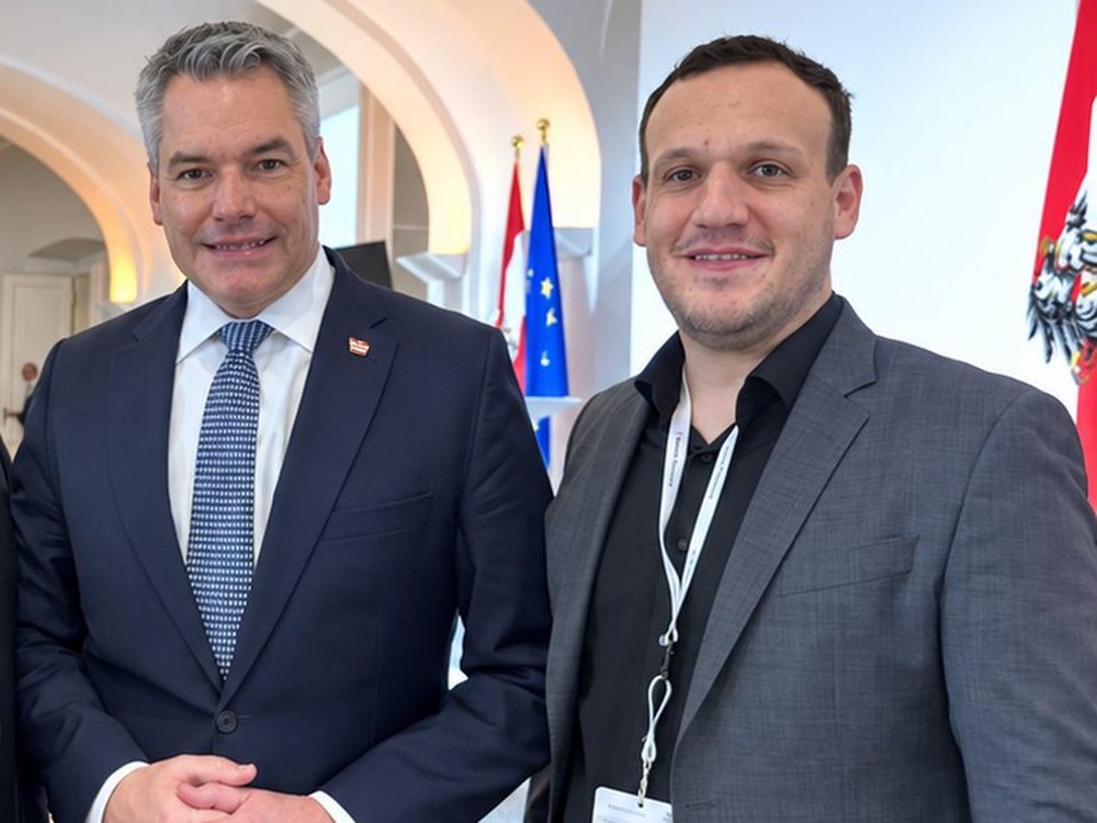Christian Stephanides im Gespräch mit dem damaligen Bundeskanzler Karl Nehammer